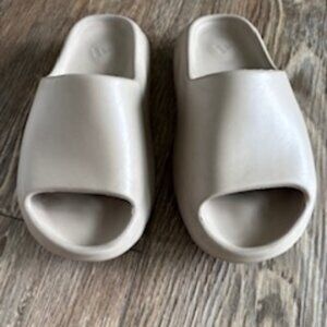 Yeezy Slides - size 5 women
